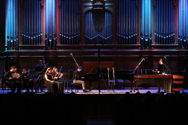 Ансамбль современной музыки M. PATERSWAENSEMBLE в составе: Иван Миронюк (фортепиано), Кристина Курвиц (скрипка), Анна Бингелис (скрипка), Мария Псомас (виолончель), Фёдор Муравьев (контрабас), Елизавета Ленкина (флейта), Павел Леушканов (кларнет), Никита Моисеев (валторна), Сергей Стефко (маримба)