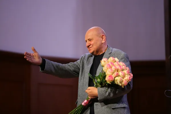 Юбиляра поздравляет и.о. декана вокального факультета, и. о. зав. кафедрой сольного пения, Народный артист России, профессор Пётр Ильич Скусниченко