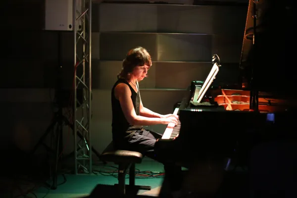 Петер Аблингер. “Voice and piano” для фортепиано и электроники. Фрагменты. Исполняет Наталия Черкасова, фортепиано
