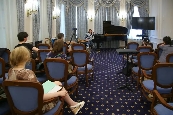 Мона Хаба читает лекцию о техниках игры на фортепиано в рамках III Всероссийских семинаров новой музыки. Конференц-зал консерватории
