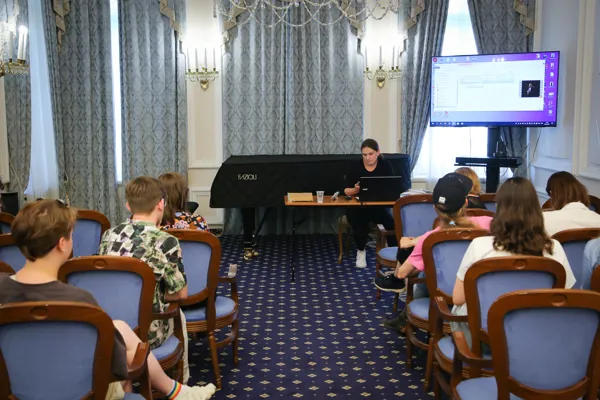 Открытую лекцию о расширенных техниках игры на гобое ведёт Анастасия Табанкова