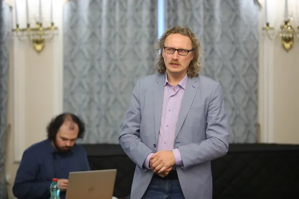 Презентация сборника «Музыка Британии и России: параллели и перекрестки». Выступает профессор межфакультетской кафедры фортепиано Василий Фёдорович Щербаков