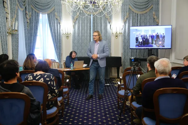 Профессор межфакультетской кафедры фортепиано Василий Фёдорович Щербаков на презентации сборника «Музыка Британии и России: параллели и перекрестки»