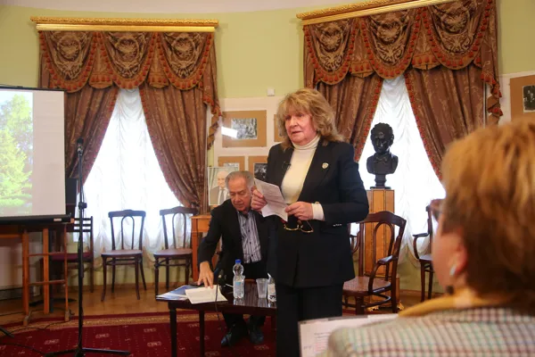 Презентацию ведет Лариса Евдокимовна Слуцкая, советник ректората по учебным вопросам, доктор педагогических наук, Заслуженный работник культуры РФ, профессор