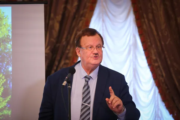 Александр Михайлович Меркулов с докладом на тему «В. И. Сафонов. Произведения для фортепиано»