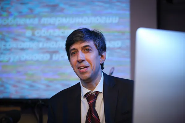 Дмитрий Соколовский (Красноярский краевой научно-учебный центр кадров культуры, заместитель директора по научно-методической деятельности) с докладом «Проблема терминологии в области современного высокотехнологического звукового искусства»