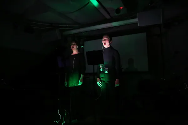 Алессандро Перини. "Three studies for two voices" для двух перформеров, электроники и видео. Исполняют Юлия Мигунова (перформер), Феодосия Миронова (перформер), Николай Попов (электроника)