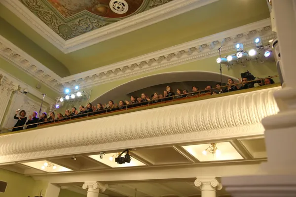 Камерный хор Московской консерватории на балконе Малого зала после исполнения «Весёлого марша монтажников» совместно с Академическим большим хором «Мастера хорового пения»