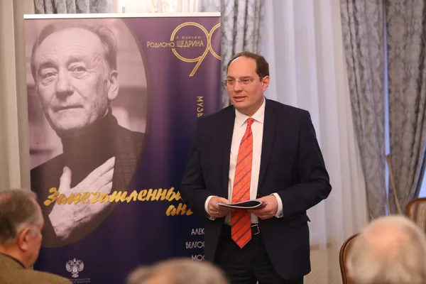 На открытии Круглого стола, посвященного юбилею Родиона Константиновича Щедрина (к 90-летию), выступает ректор Академии хорового искусства имени В.С. Попова, художественный руководитель Камерного хора Московской консерватории, профессор Александр Владиславович Соловьёв