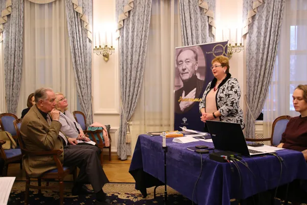 Круглый стол, посвященный юбилею Р.К. Щедрина (к 90-летию), в Конференц-зале Московской консерватории 16 декабря 2022 года. Декан научно-композиторского факультета, заведующая кафедрой истории русской музыки Московской государственной консерватории имени П. И. Чайковского доктор искусствоведения, профессор Ирина Арнольдовна Скворцова обращается с поздравительной речью к юбиляру

