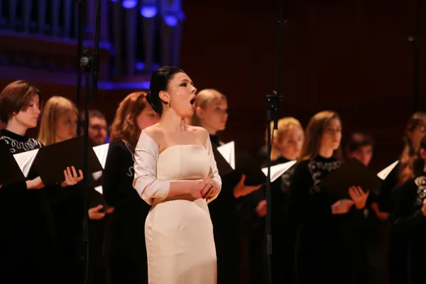В. Беллини. Ария Нормы «Casta Diva» из оперы «Норма». Исполняет солистка Абхазской филармонии Кристина Эшба (сопрано). Партия органа — Лука Гаделия. Камерный хор Московской консерватории