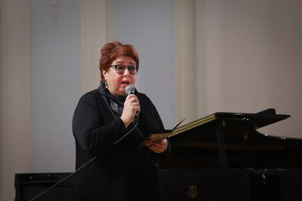 Концерт открывает Елена Истратова, музыковед, автор просветительских проектов, сценарист, музыкальный критик (Санкт-Петербург)