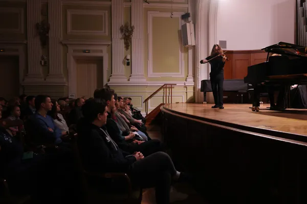 На сцене Малого зала Иван Наборщиков (скрипка)