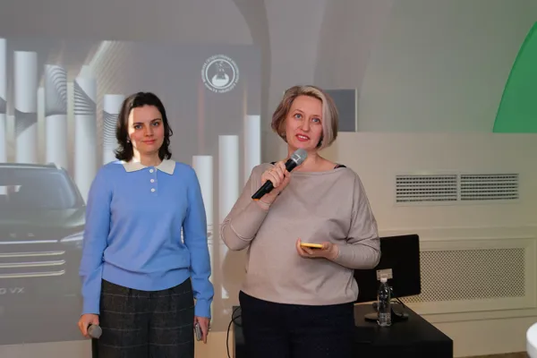 Лекция композитора, доцента консерватории Ольги Бочихиной (справа) и журналиста и куратора Ирины Севастьяновой «Музыка машин. Машина музыки» в новом пространстве консерватории