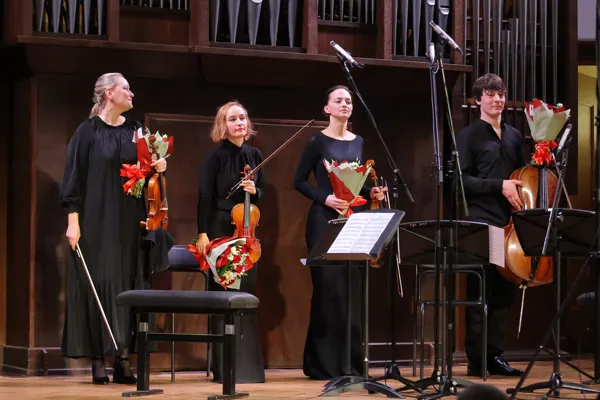 На сцене Малого зала «Rusquartet»: Ксения Гамарис (скрипка), Анна Янчишина (скрипка), Ксения Жулёва (альт), Пётр Каретников (виолончель)