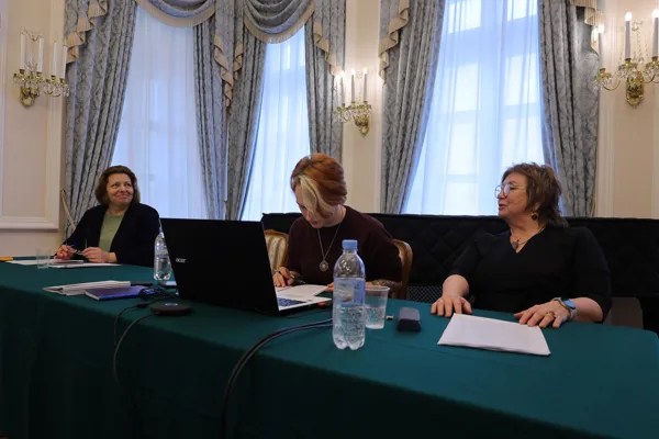 Во время обсуждения доклада «Варианты Херувимской песни в белорусских Ирмологионах XVI – XVIII вв.» профессора кафедры теории и истории искусства Белорусского государственного университета культуры и искусств, доктора искусствоведения Л.А. Густовой-Рунцо