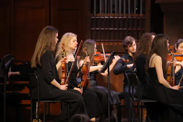 На сцене Малого зала Камерный оркестр «Mira Orchestra»
