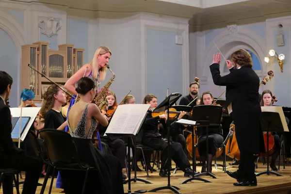 Ж. Ибер. «Concertino da Camera» для саксофона и ансамбля солистов. Камерный оркестр Московской консерватории. Художественный руководитель и дирижёр — Феликс Коробов. Солистка — Юлия  Биховец (саксофон)