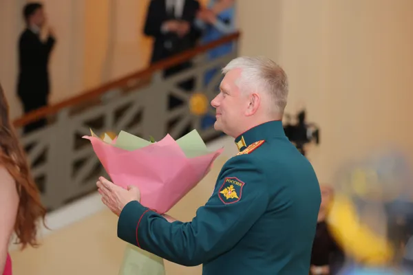 Благодарность многолетнему партнёру бала, оркестру курсантов Военного института (военных дирижёров) Военного университета в лице подполковника, кандидата искусствоведения, доцента, заместителя начальника военно-дирижерской кафедры военного института Максима Вадимовича Федорова 
