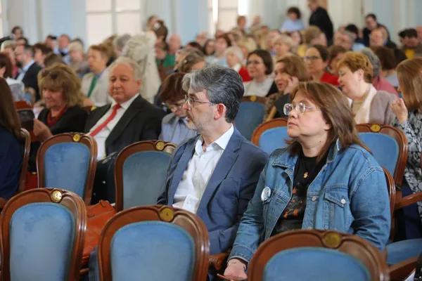 Перед началом общевузовского собрания в Московской консерватории. Рахманиновский зал