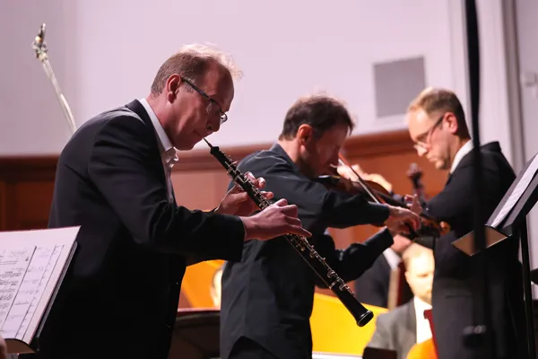 И.С. Бах. Концерт для скрипки, гобоя струнных и basso continuo до минор, BWV 1060R. Исполняет Ансамбль солистов Госоркестра России, дирижер Михаил Безносов. Солисты Алексей Коноплянников (гобой), Алексей Гуляницкий (скрипка)