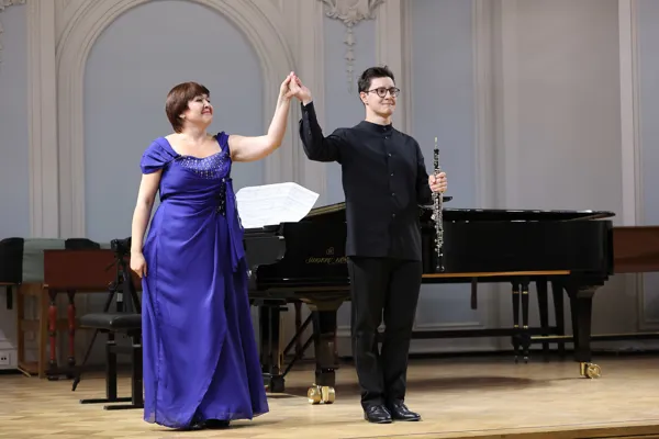 На сцене Рахманиновского зала Фёдор Освер (гобой) и Александра Полякова (фортепиано)