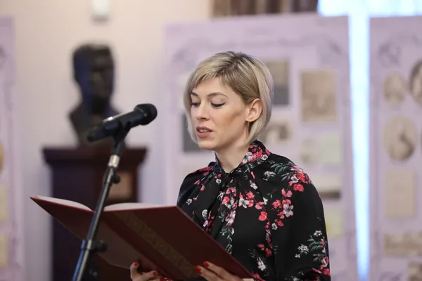 Официальное обращение руководства Музея-заповедника «Ивановка» озвучивает научный сотрудник музея Юлия Пальцева