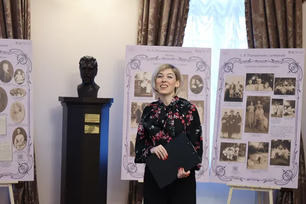 С выставкой «С.В. Рахманинов. Страницы семейного альбома» знакомит научный сотрудник Музея-заповедника С.В. Рахманинова «Ивановка» Юлия Пальцева