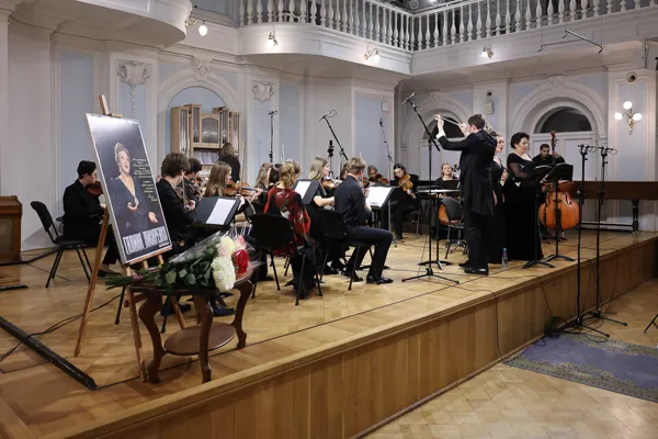 Дж. Б. Перголези. «Stabat Mater». Исполняют Евгения Красилова (сопрано), солистка Юлия Меннибаева (меццо-сопрано), Иван Зиновьев (орган), Камерный оркестр «Ars Cordis», дирижёр — Михаил Бут