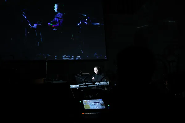 Антон Светличный. «Лебедь сдох» для midi-клавиатуры и патча PureData. Исполнители: Феодосия Миронова (midi-клавиатура), Илья Ковальский (электроника), Игорь Павлов (свет), Ильнур Габидуллин (звук), Антон Бушинский (звук)