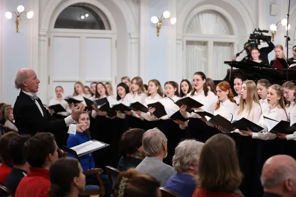 Русская народная песня «Ты рябина ли, рябинушка». Обработка Вл. Соколова. Исполняет сводный хор студентов Московской и Казанской консерваторий, дирижёр Алексей Рудневский