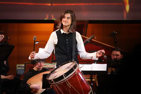Художественный руководитель и дирижёр Ансамбля «Questa Musica» Филипп Чижевский