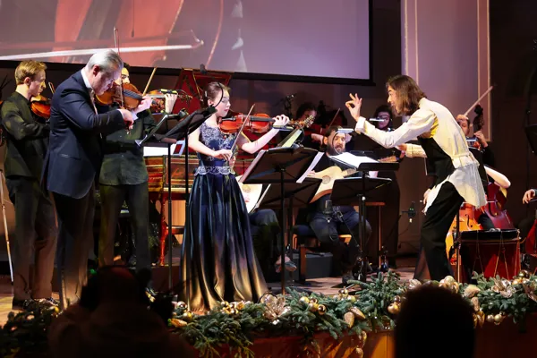А. Шнитке «Сюита в старинном стиле». Исполняет Ансамбль «Questa Musica», дирижёр Филипп Чижевский. Солисты: Вадим Репин (скрипка), Софья Яковенко (скрипка)
