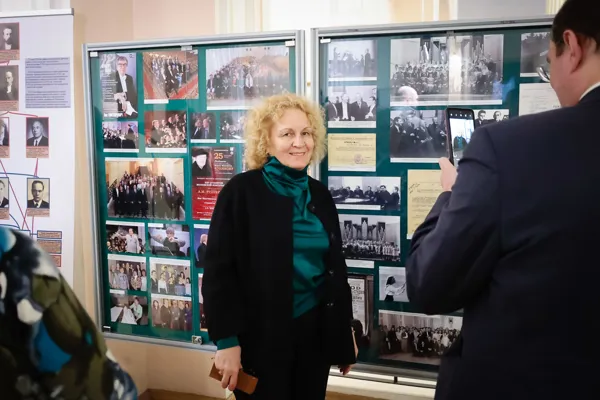 В фойе Большого зала консерватории открылись выставки к 100-летию кафедры хорового дирижирования и к 100-летию кафедры оперно-симфонического дирижирования