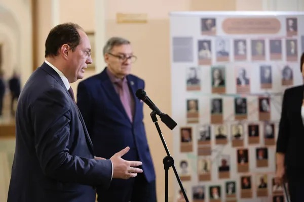 У микрофона Художественный руководитель и главный дирижёр Камерного хора Московской консерватории, профессор Кафедры хорового дирижирования Александр Владиславович Соловьёв