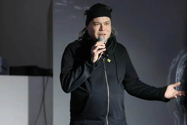 Выставку открывает куратор Олег Макаров