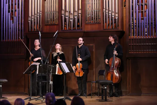 Квартет имени Вайнберга (Rusquartet) в составе: Ксения Гамарис (1 скрипка), Анна Янчишина (2 скрипка), Иван Агафонов (альт), Пётр Каретников (виолончель) на сцене Малого зала