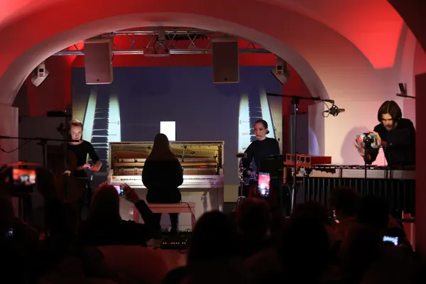Солисты "CEAM Artists": Юлия Мигунова (виолончель), Феодосия Миронова (дисклавир), Алена Верин-Галицкая (голос), Евсевий Зубков (ударные)