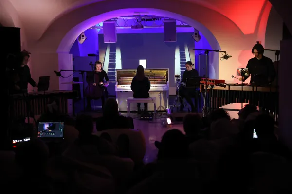 Солисты "CEAM Artists": Филипп Фитин (ударные), Юлия Мигунова (виолончель), Феодосия Миронова (дисклавир), Алена Верин-Галицкая (голос), Евсевий Зубков (ударные, электроника)
