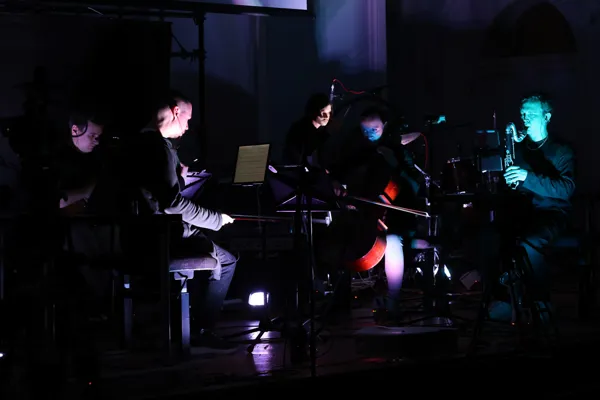 Фернандо Манассеро (совместно с Роберто Македо). “The Mesmerising Sound of Accumulation № 2” (2020/2021) для перкуссиониста, ансамбля и электроники. Российская премьера. Исполнители — солисты CEAM Artists