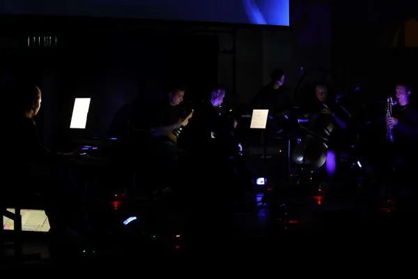 Фернандо Манассеро (совместно с Роберто Македо). “The Mesmerising Sound of Accumulation № 2” (2020/2021) для перкуссиониста, ансамбля и электроники. Исполнители — солисты CEAM Artists