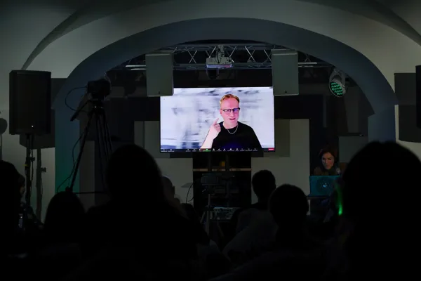 Композитор Михаэль Байль рассказывает по видео-связи о своем композиционном методе. Арт-пространство «Артемьев»