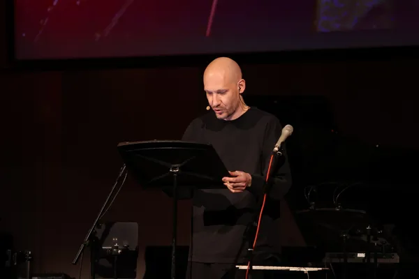 Люк Дёберайнер. "unvoiced" для голоса и электроники. Исполняет Илья Лаптев (голос)