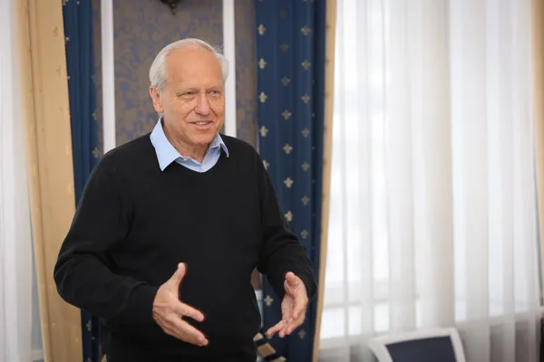 Собравшихся приветствует проректор Московской консерватории, профессор Константин Владимирович Зенкин