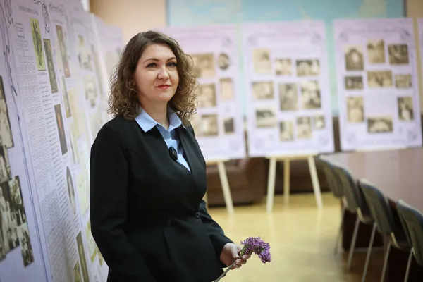 Краткую экскурсию по выставке для гостей проводит научный сотрудник Музея-заповедника Юлия Запяткина