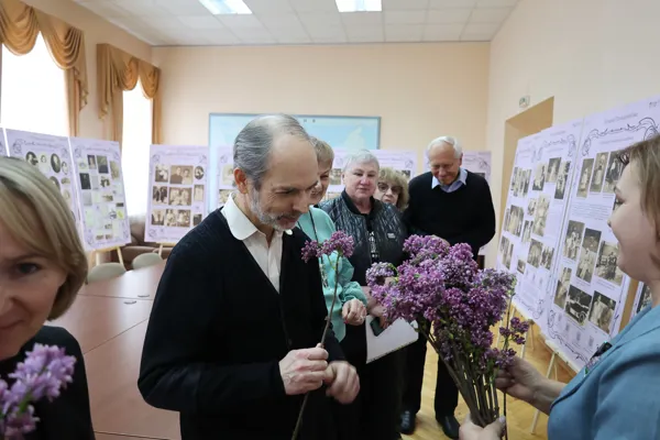 В финале экскурсии состоялась церемония дарения цветущей сирени, любимого цветка Рахманинова