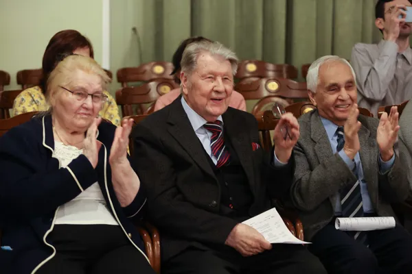 В программе концерта сочинение Владислава Агафонникова (в центре) «Два хора из цикла на стихи Р. Казаковой»