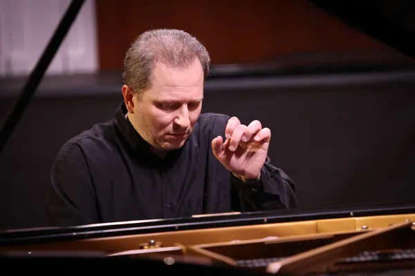 Юрий Мартынов (фортепиано)