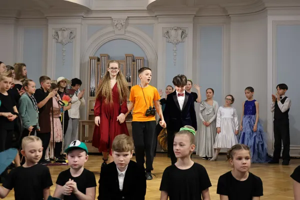 Автор, Митя – Владимир Антонов (в центре), София Абрамова, Давид Крихели (фортепиано)