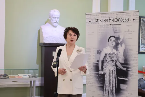 Торжественное открытие выставки к 100-летию Т. П. Николаевой ведёт заведующая Архивом Московской консерватории Раиса Николаевна Трушкова